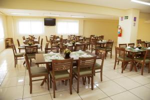 a large dining room with tables and chairs at Hotel Recanto Vip in Araripina