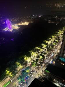 uma vista aérea de uma cidade à noite em Penthouse at the Coast with Prime and DisneyPlus em Manila