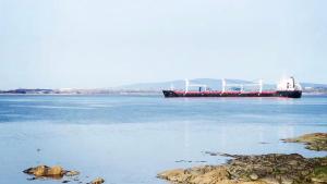 una grande nave container in un grande bacino idrico di Chalets Plage St-Jean 2 a Saint-Jean