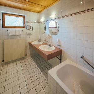 Koupelna v ubytování Huber Hotel Tramserhof + 34 fotografií