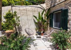 un patio con 2 sillas y algunas plantas en Villa Ani apartment Aquamarine, en Dubrovnik