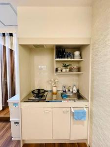 a small kitchen with a sink and a counter at 浅草桥车站徒步4分钟/秋叶原徒步12分钟/全新装修/高速wifi/网络电视 in Tokyo