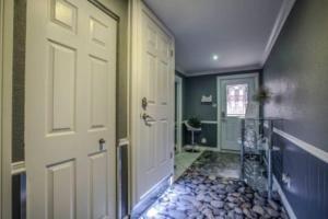 un pasillo con una puerta blanca y una escalera en Loft Nid d’amour, en Quebec