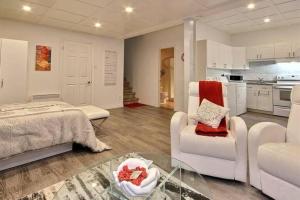 sala de estar amplia con cama y cocina en Loft Nid d’amour, en Quebec