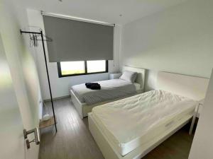 ein kleines Schlafzimmer mit zwei Betten und einem Fenster in der Unterkunft Panoramic View: Lux 3 bed with heated pool in Arco da Calheta + 34 Fotos