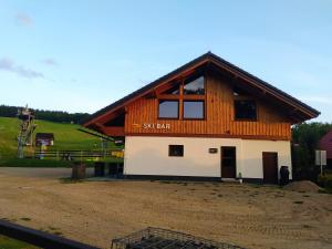 budynek z napisem "Park narciarski" w obiekcie Apartment Klara w Rokitnicach nad Izerą
