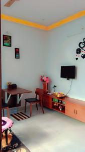 TV a/nebo společenská místnost v ubytování Kailash Guest Home