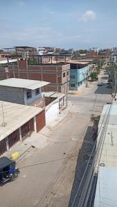 Vue de tête d'une rue urbaine vide avec des bâtiments dans l'établissement Casas Cueva, à Tumbes
