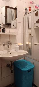 La salle de bains est pourvue d'un lavabo, d'un miroir et d'un panier. dans l'établissement Vikendica USPOMENA, 