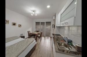 1 dormitorio con 1 cama, lavamanos y mesa en Imperial, en Veliko Gradiste