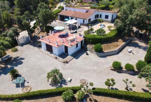 uma vista aérea de uma casa com um grande pátio em Villa Tany em Capoliveri