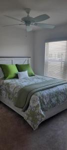 Кровать или кровати в номере New Model Home In Cason Hammock
