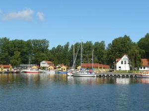 Eine Gruppe von Booten liegt in einem Hafen vor Anker. in der Unterkunft 4 Ferienwohnungen im Blu Hus in Freest