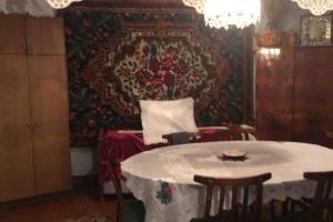 een kamer met een tafel met stoelen en een muur met patronen bij Cheerful house !!! 