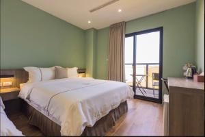 A bed or beds in a room at Penghu Swing Sea Homestay
