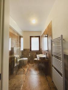 La salle de bains est pourvue d'une baignoire, d'un lavabo et de toilettes. dans l'établissement Villa Tadina, à Gualdo Tadino