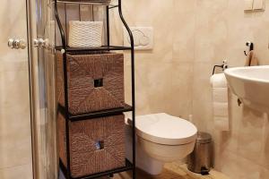 łazienka z toaletą i umywalką w obiekcie Ducka Wola 10 - Cichy Zakątek, sielanka na wsi w mieście Stromiec