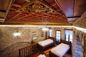 een kamer in een gebouw met een plafond bij Duplex Apartment KANDILE in Gjirokastër