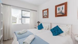 Postel nebo postele na pokoji v ubytování Oceans Cottage Struisbaai