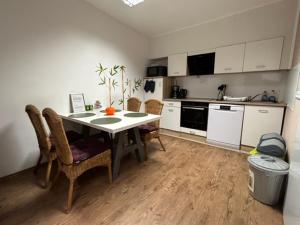 una cucina con un tavolo e sedie in una stanza di Motel de Winter - Motel - Apartmenthaus - Monteurzimmer a Castrop-Rauxel
