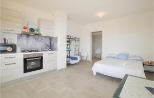 una camera bianca con letto e cucina di Beautiful Apartment In Piana With House A Mountain View a Piana