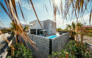 uma casa com uma parede de pedra e uma piscina em Villa South em Zaton