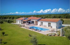 - une vue aérienne sur une maison avec une piscine dans l'établissement Villa Nola, à Visočane