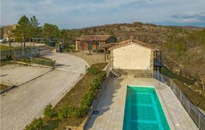 uma vista superior de uma piscina numa casa em Amazing Home In Trviz With House A Panoramic View em Trviž