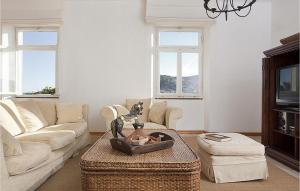 uma sala de estar com um sofá e uma mesa em Villa Mar em Lumbarda