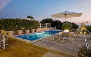 Bazén v ubytování Villa Camelia nebo v jeho okolí