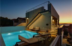 una casa con piscina e alcune sedie di Villa Tempera a Ražanj Altre 47 foto