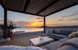 un soggiorno con divano e vista sull'oceano di Villa Tempera a Ražanj
