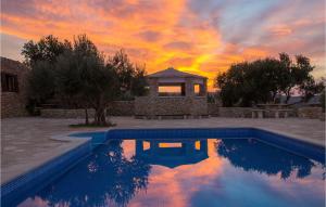 ポヴィヤにあるVilla Marioの- ガゼボ付きのスイミングプール、夕日を望む客室