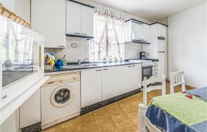 Beautiful Apartment In Muros With Kitchen tesisinde mutfak veya mini mutfak