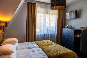 扎科帕內的住宿－APLIT GUEST HOUSE，一间卧室设有一张床和一个大窗户