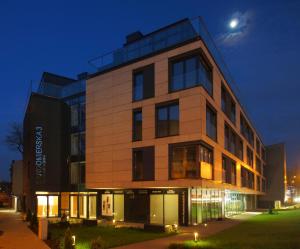un edificio de noche con la luna en el cielo en Main Street Apartments, en Cracovia