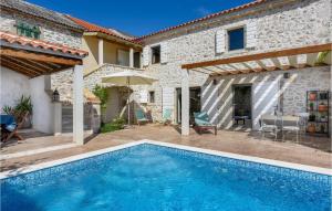 Πισίνα στο ή κοντά στο Villa Dvori