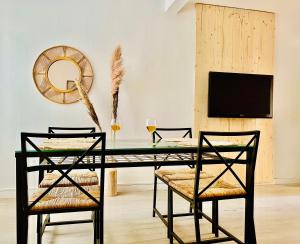 une salle à manger avec une table en verre et deux chaises dans l'établissement Canaryislandshost l The Surfers, à Famara