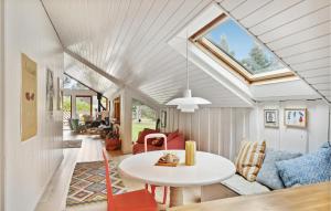 Habitación con mesa blanca y ventana en Cozy Home In Nykbing Sj With Kitchen, en Nykøbing Sjælland