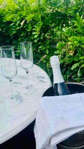 een tafel met twee glazen en een fles wijn bij Heerlijk appartement Centrum Breda en restaurant! in Breda