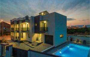 una casa con piscina delante en Villa Nika, en Zadar