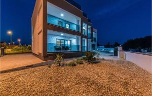 una casa con una gran fachada de cristal por la noche en Villa Nika, en Zadar 24 fotos más