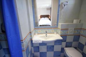 Salle de bains dans l'établissement Ô Villagio Hôtel