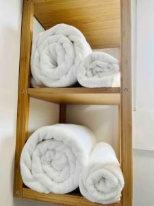 a bunch of towels are stacked on a shelf at Heerlijk appartement Centrum Breda en restaurant! in Breda