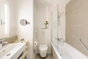 a bathroom with a toilet and a sink and a shower at Mercure Hotel Erfurt Altstadt in Erfurt