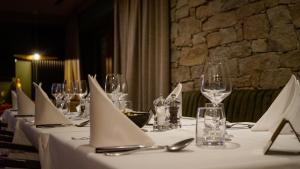 - une table avec des serviettes blanches et des verres à vin dans l'établissement Hotel MONT-BLANC VAL D'ISERE, à Val dʼIsère