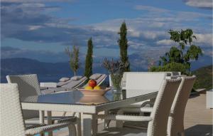 O vedere generală la munți sau o vedere la munte luată de la această casă de vacanță