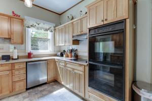 uma cozinha com armários de madeira e um forno preto em Bunny Hill Cottage em Hot Springs