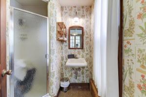 Bunny Hill Cottage في هوت سبرينغز: حمام مع حوض ومرآة