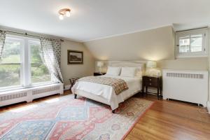 una camera con un letto e due finestre e un tappeto di Bunny Hill Cottage a Hot Springs